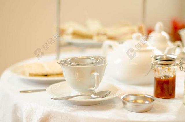 桌子上的茶杯和茶壶背景图片