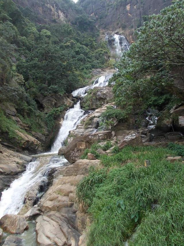 山间白色的溪流背景图片