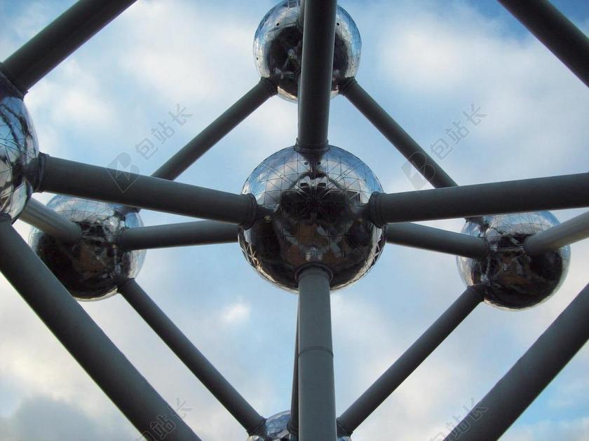 建筑天空之下的金属艺术建设背景图片