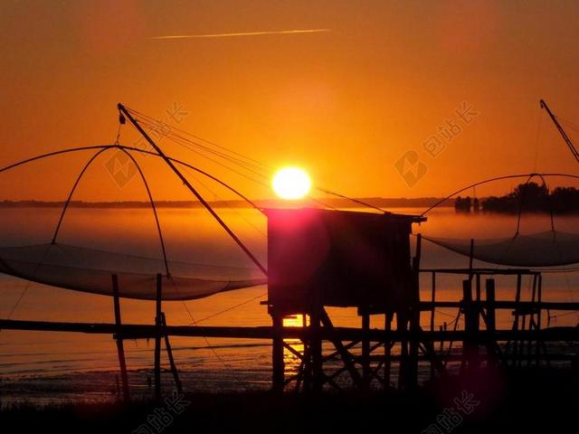 傍晚金色的夕阳背景图片