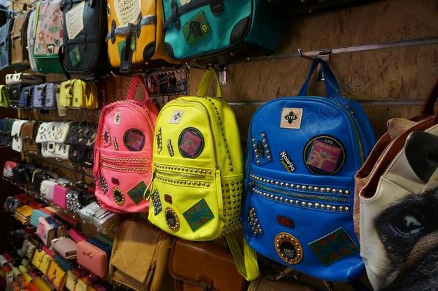 小商品 橱柜 背包 彩色 青少年 店 手袋 时尚