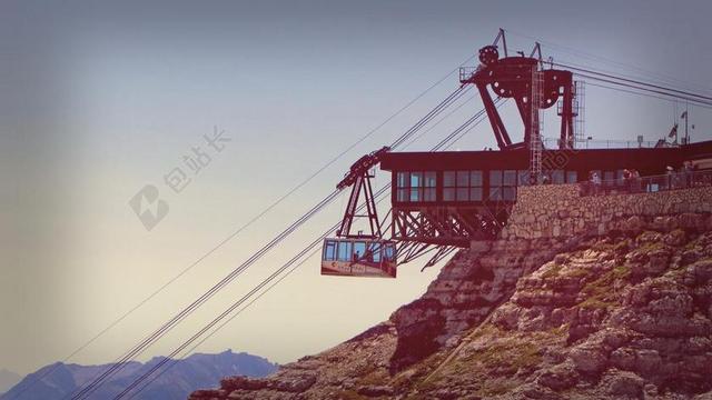 阿尔卑斯山高空索道行驶缆车观光风景背景图片