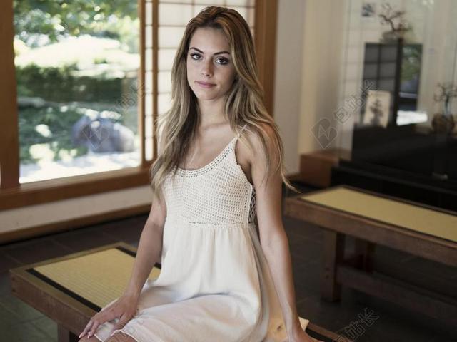 美丽青春少女纯洁目光室内背景图片
