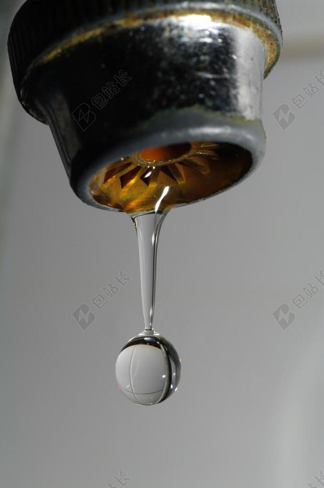 水龙头下一滴水下落特写背景图片