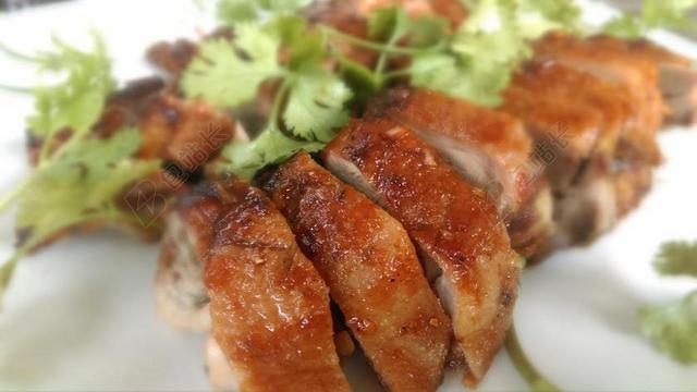 鲜艳诱人可口烤鸭香菜背景图片