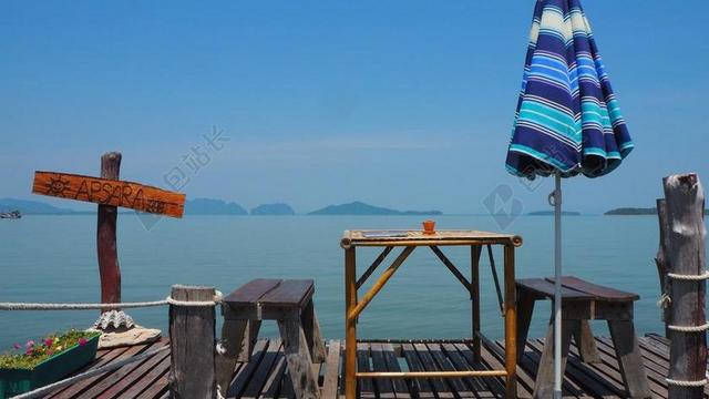 蓝色天空海边休闲桌椅背景图片