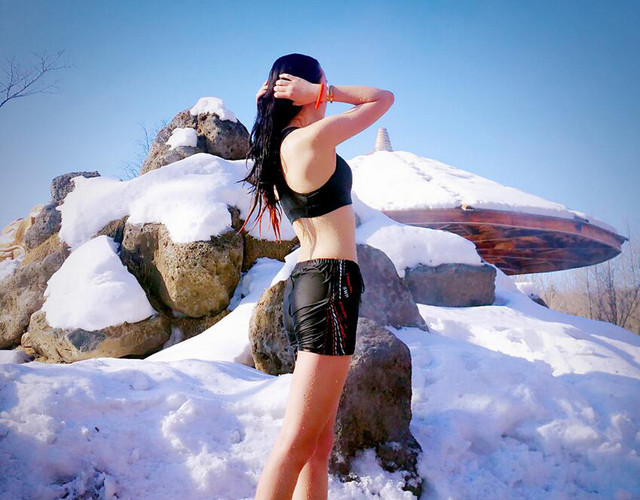 下雪泡温泉的女人