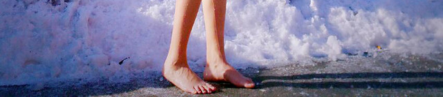 下雪泡温泉的女人