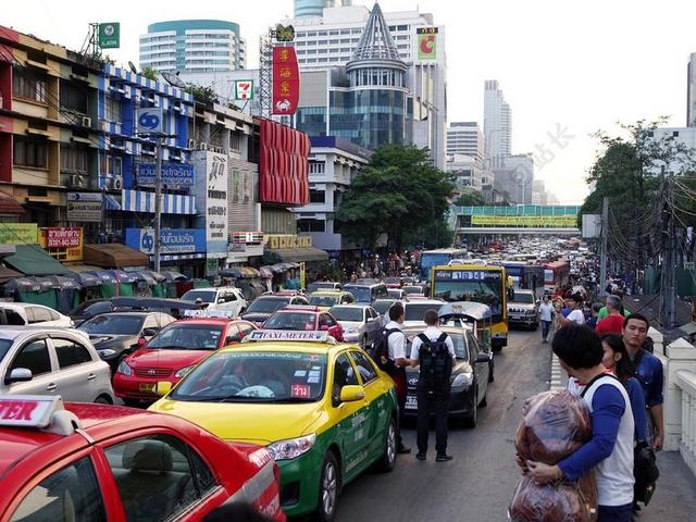 泰国曼谷城市街头交通堵塞背景图片