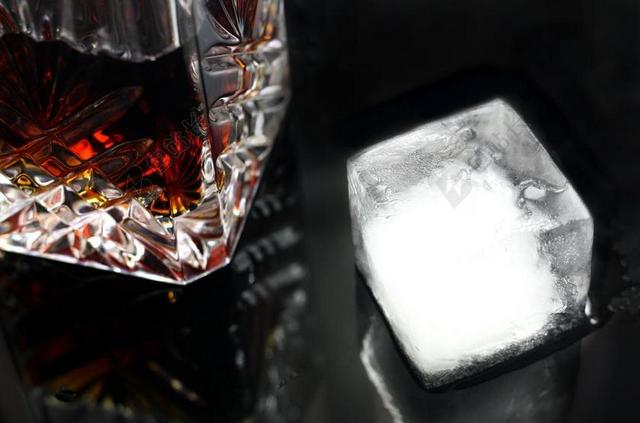 喝 冰 玻璃 玻璃 酒精 鸡尾酒 酒吧 饮料 冷 酒类