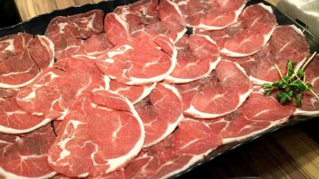 盘装新鲜火锅羊肉片背景图片