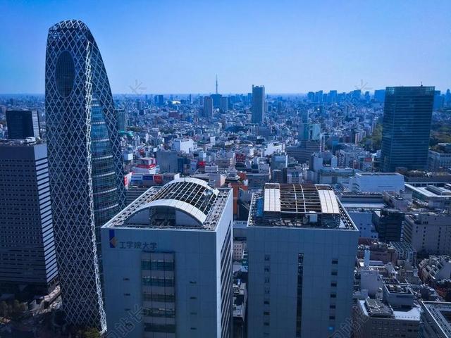日本东京晴日蓝色天空下高耸建筑群背景图片