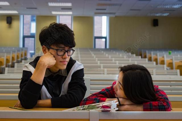 大学教室年轻情侣纯洁对视背景图片