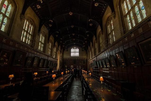 英国牛津大学建筑内部装饰背景图片