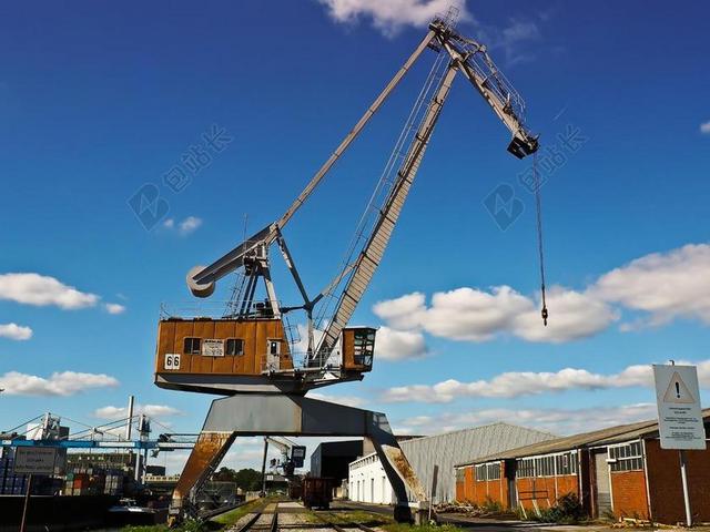 蓝色天空起重机建筑群背景图片