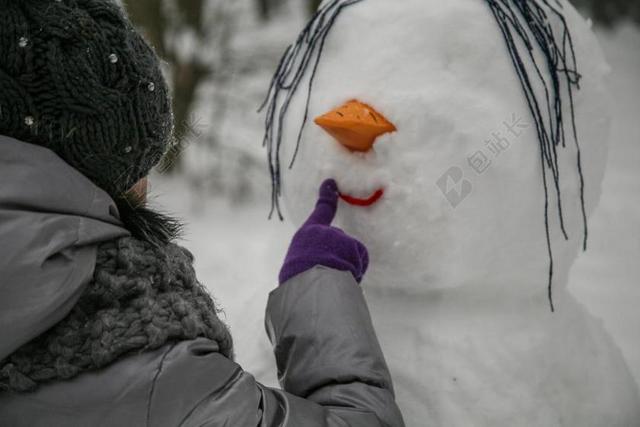 白色冬天雪景堆雪人女背景图片