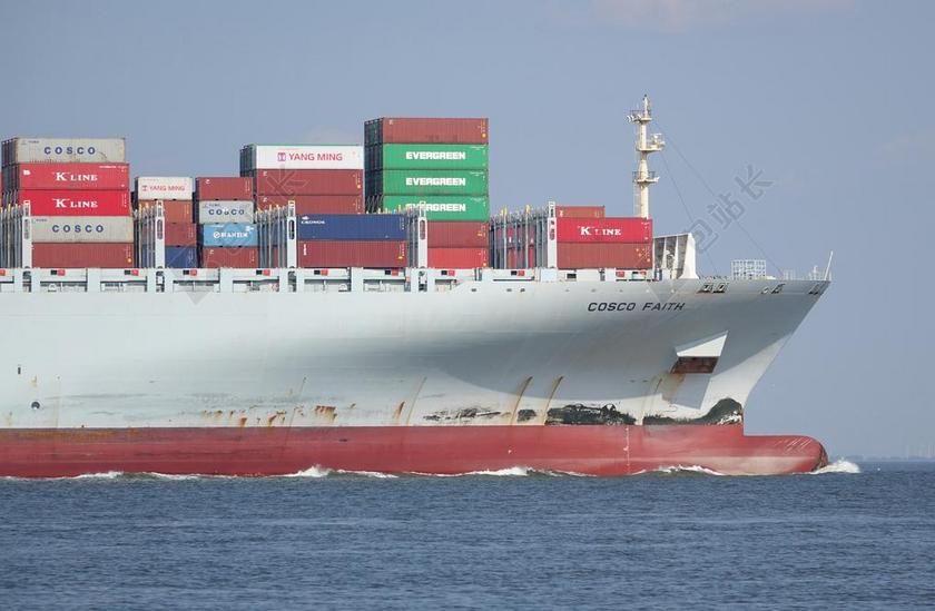 集装箱船舶海上航行背景图片