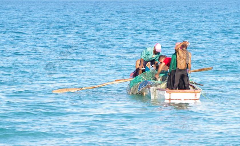 多明尼加共和国渔民出海捕鱼背景图片