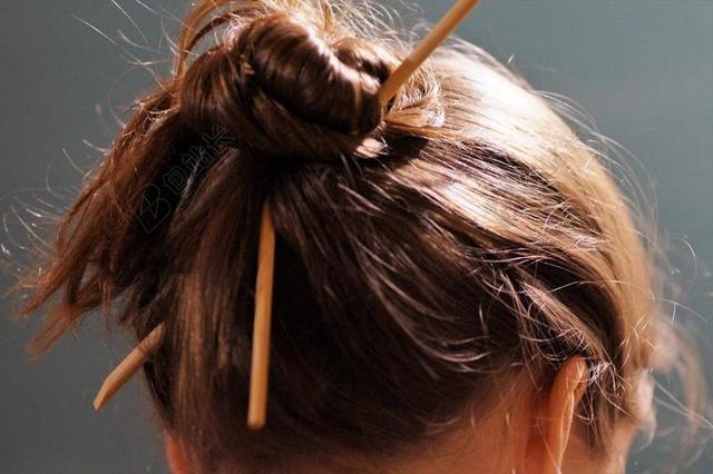 女孩筷子发卡发型背景图片
