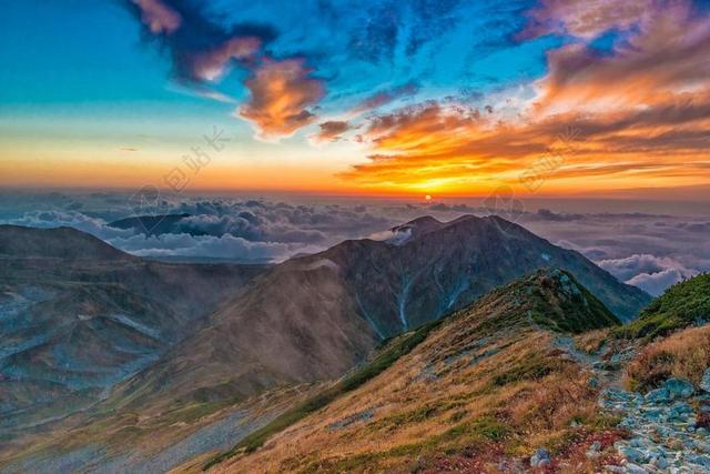 旅游自然九月的日本山脉云层背景图片