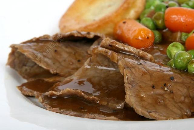 英国新鲜美食牛肉胡萝卜豌豆背景图片