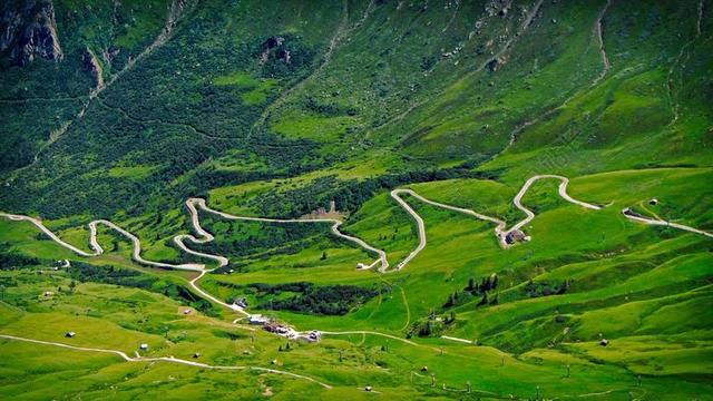 绿色草地蛇型公路美丽山景背景图片