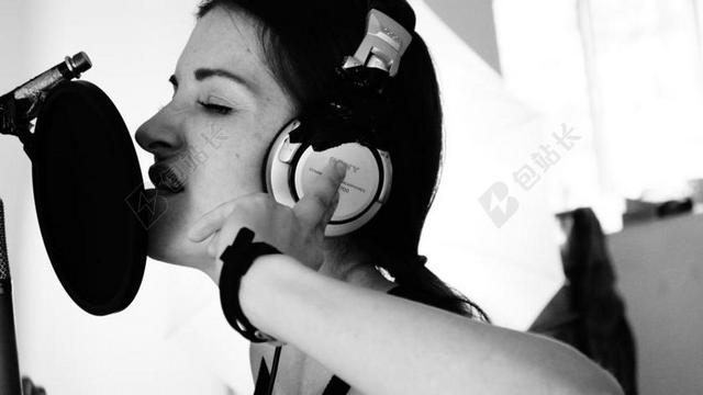 黑白场景头戴耳机女子录音背景图片