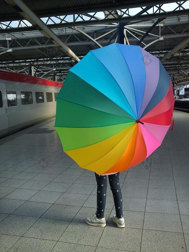火车 伞 彩虹 站 离境