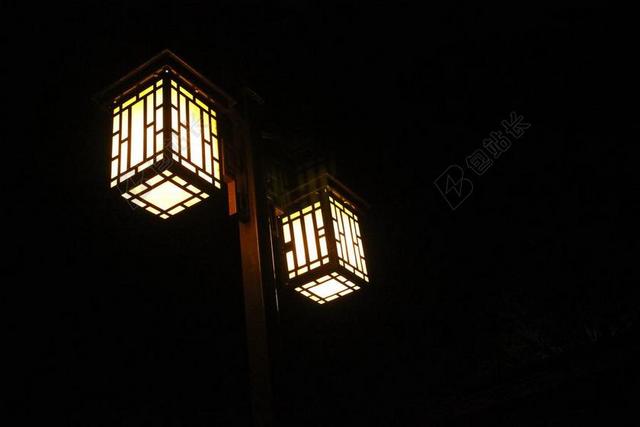 夜晚中国古典照明路灯背景图片
