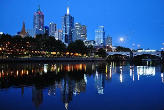 夜晚澳大利亚墨尔本绚丽夜景背景图片