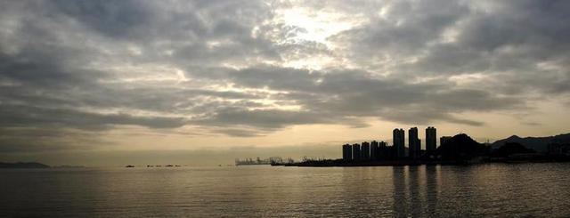 褐色旅游唯美城市一角城市背景图片