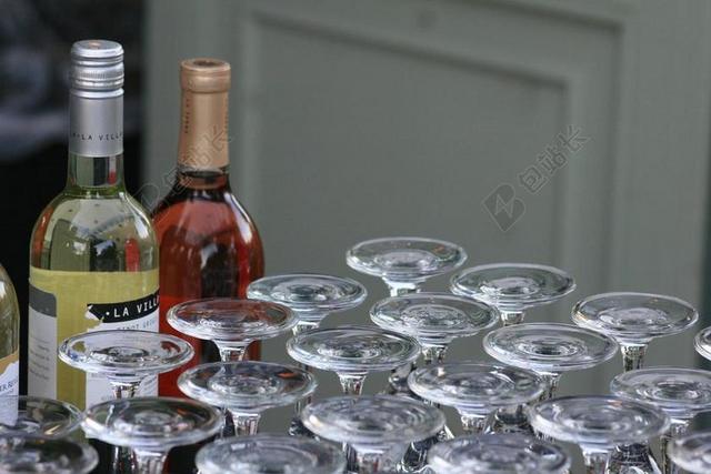 广告时尚易拉罐和玻璃啤酒背景图片