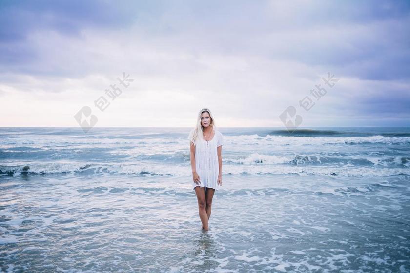 海滩 美丽 金发女郎 云 享受 女性 女孩 地平线 田园风光