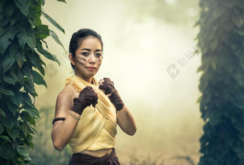 年轻女子迷彩造型背景图片