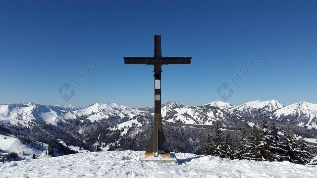 雪山山顶黑色十字架背景图片