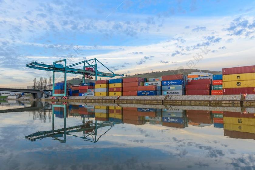 蓝天白云海边集装箱背景图片