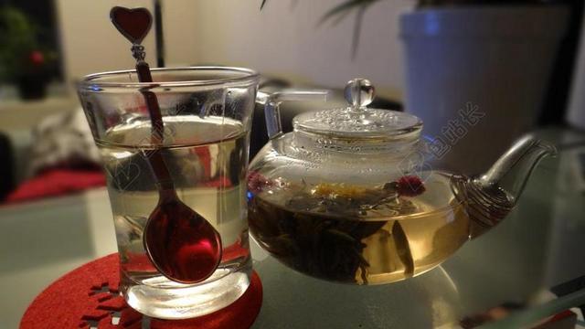 透明玻璃餐桌水杯茶壶背景图片