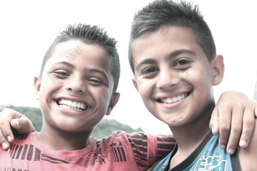 可爱阳光男孩灿烂微笑背景图片