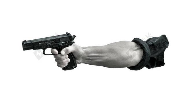 男子手持手枪射击手臂姿势背景图片