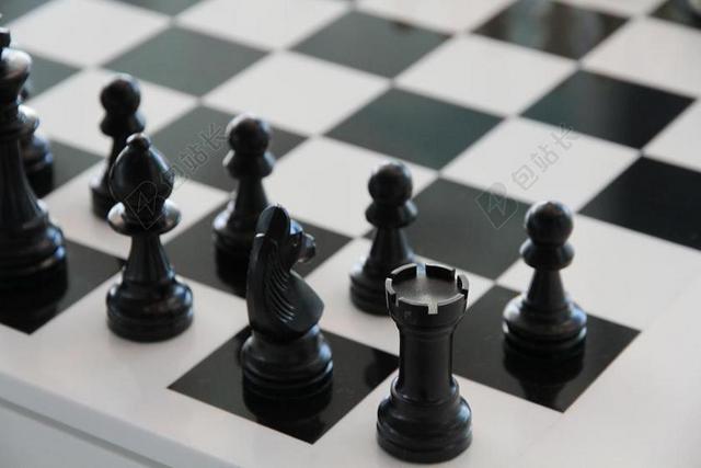 黑白国际象棋棋盘黑色象棋背景图片