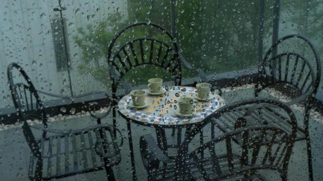 餐饮唯美室外下雨的玻璃屋背景图片