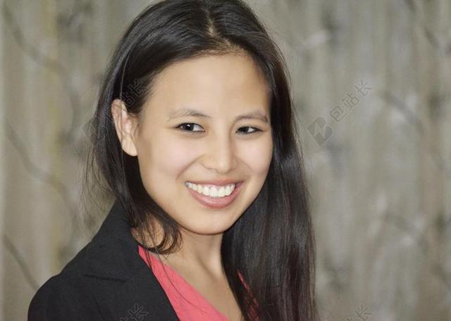 黑色外套时尚女子愉快笑容背景图片