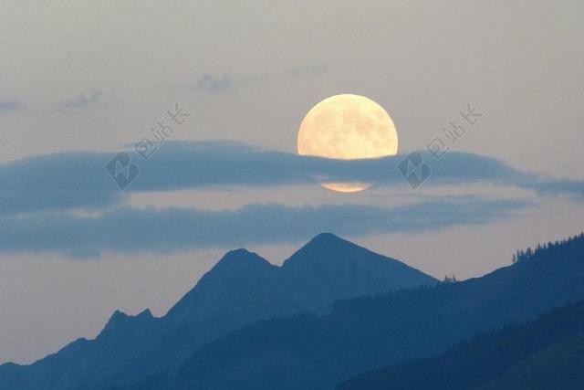 夜晚圆月挂悬挂顶自然景观背景图片