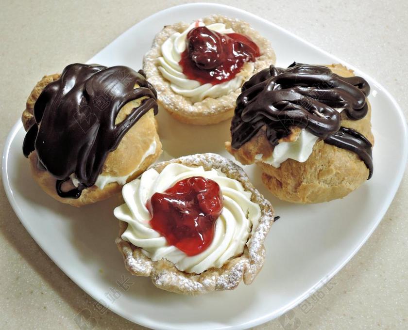 盘装巧克力泡芙和奶油奶酪挞甜点香艳可口背景图片