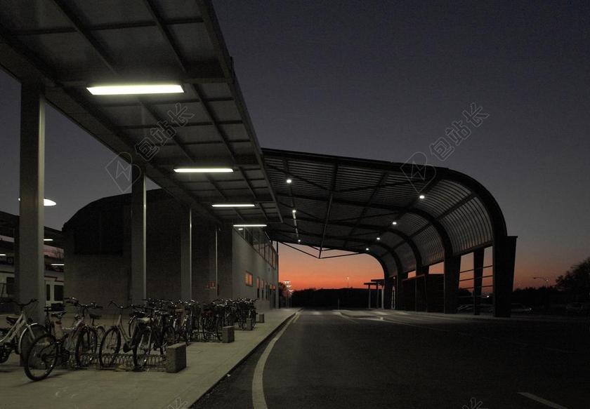 夜晚公交车站安静景象背景图片