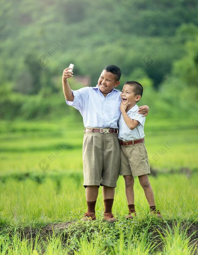 自拍 儿童 打电话 亚洲 摄影 男孩 兄弟 相机 高加索人。