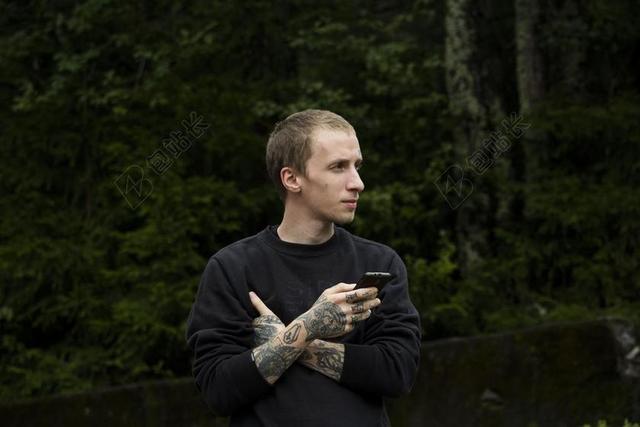 旅游自然森林里的黑色男子背景图片