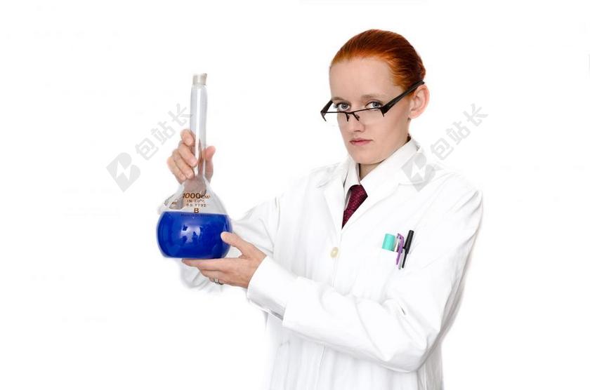 白色人肖像女科学家和蓝色试剂背景图片