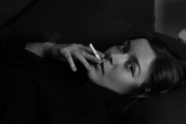 摄影复古抽烟的女子背景图片