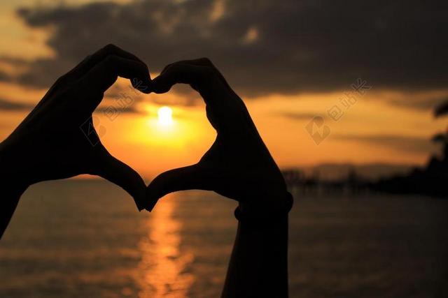 摄影唯美夕阳下的手势背景图片